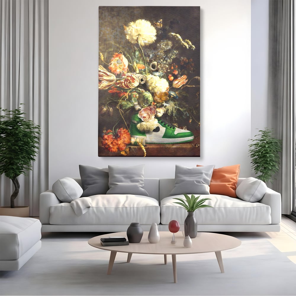 Tablou canvas cu tablou canvas cu pantof sport si flori, fara rama, pe sasiu de lemn, pe perete intr-un living